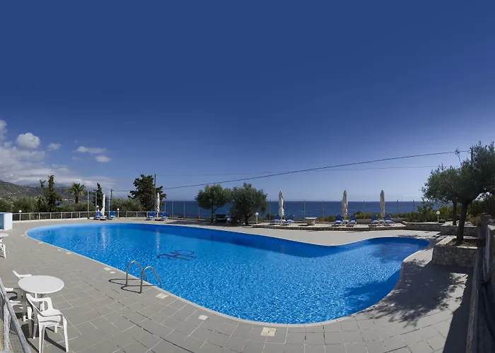 Kardamili Beach Hotel ホテル